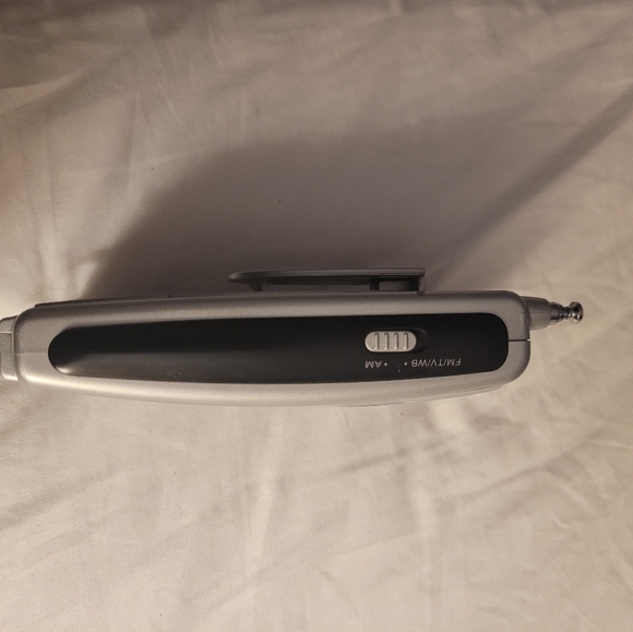 Two Vintage Transistor Radios - Picture 10 of 12